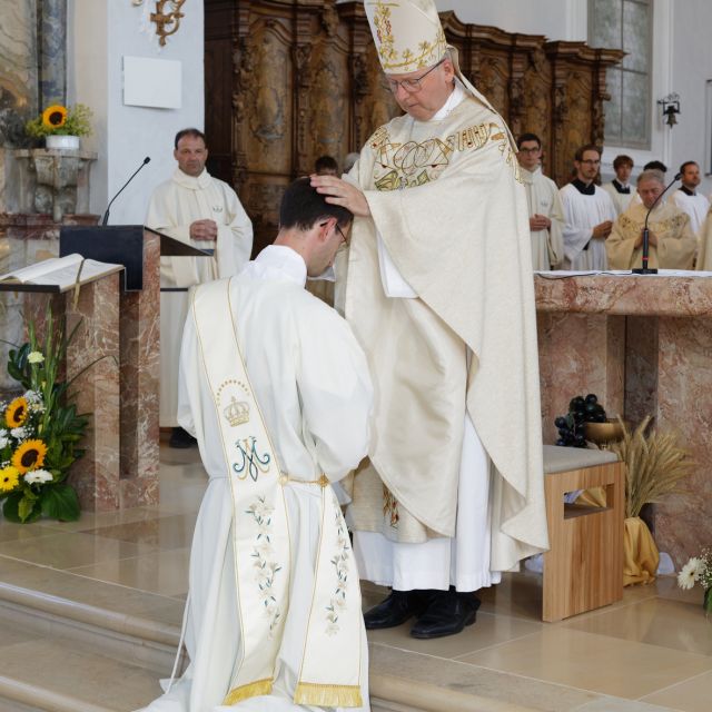 Bishoo Benno ordaining Fr. Kilan Deppisch.